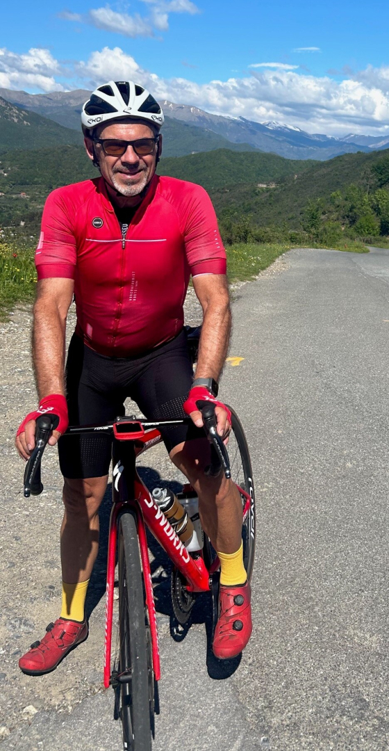 route montagne ciel bleu Patrick Hosotte sur son vélo 