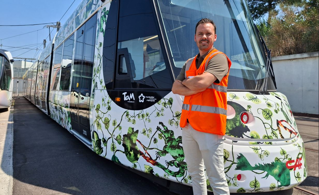 Yoan Réthoré, gérant de la société SIGNASUD, devant une rame de la ligne 5