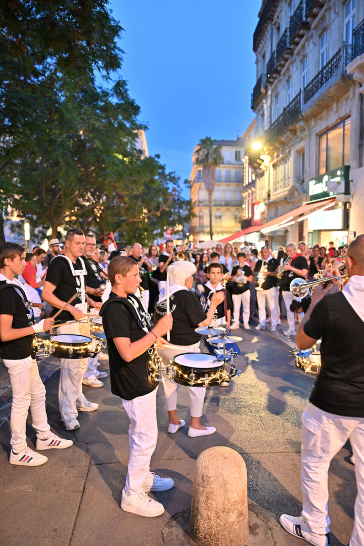 Une retraite aux flambeaux qui se fait en musique