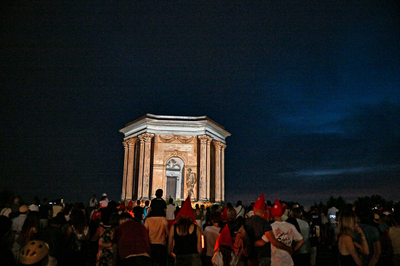 Les spectacles son et lumière au château d’eau de la place royale du Peyrou attirent un public nombreux