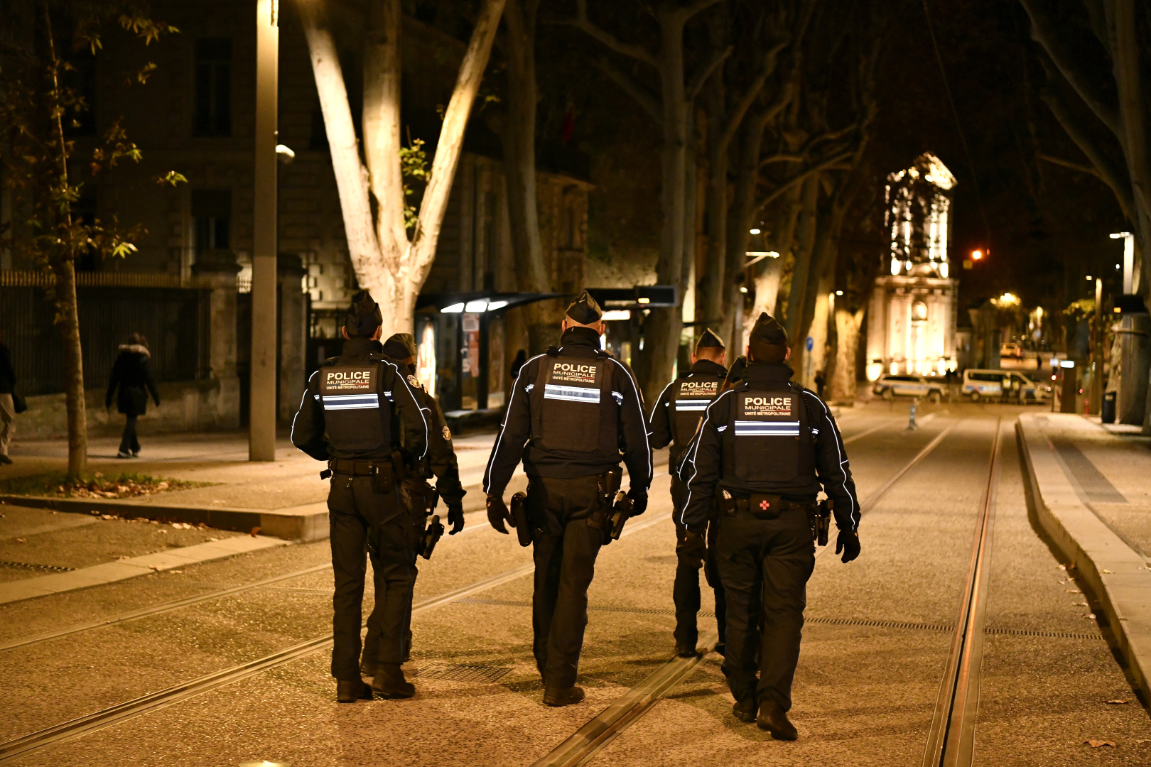 patrouille de nuit de la police municipale avec quatre agents rails du tram arbres lampadaires