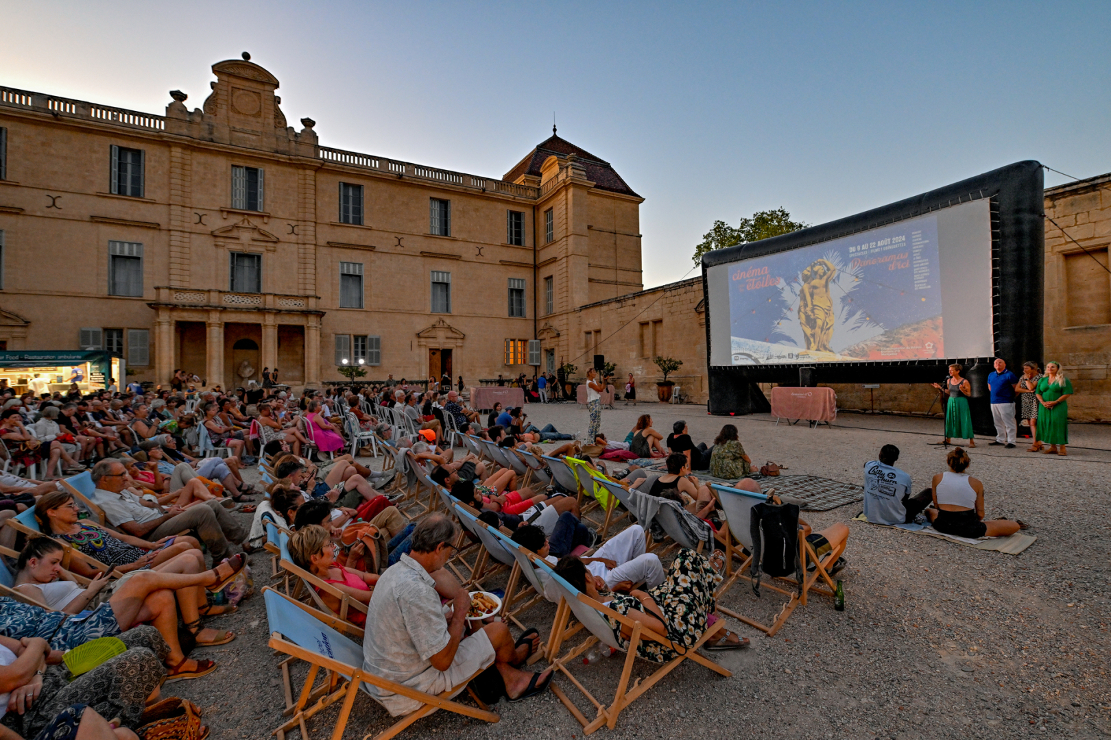 séance cinéma en plein écran bâtiments arbres 
