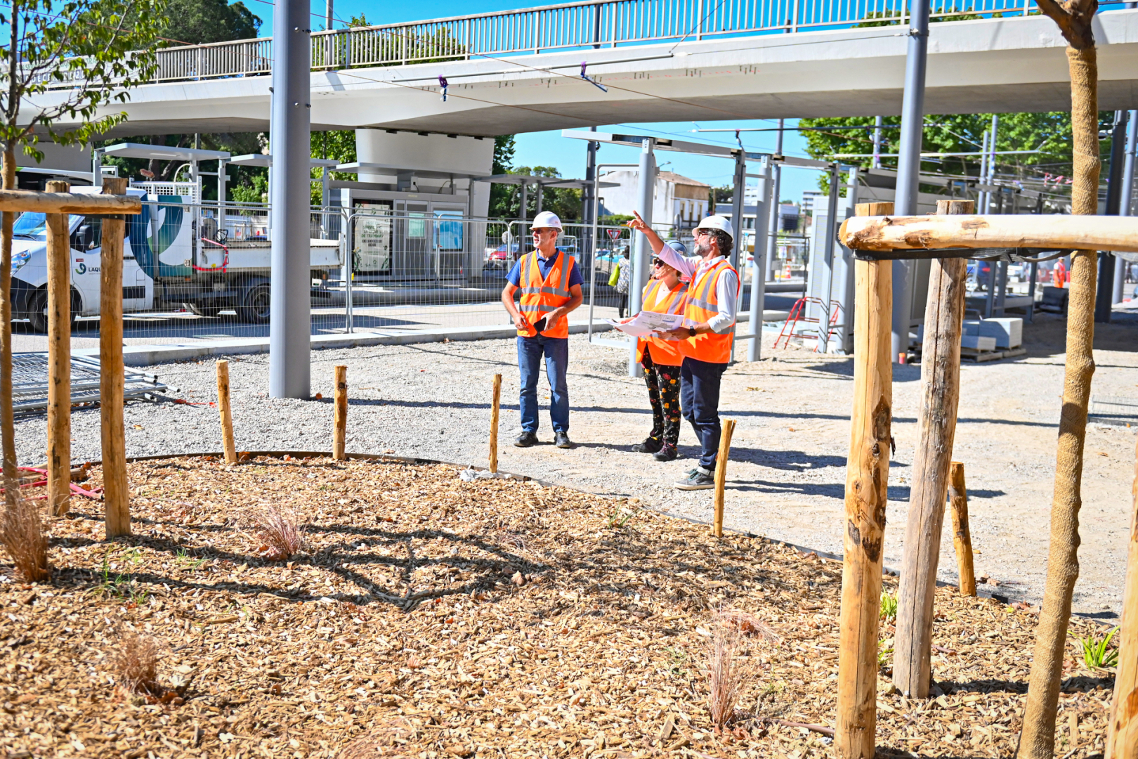 Mathieu Vandewoestyne sur le chantier de la place du 8 mai avec Caroline Pjevic, designer d'espace et Marc Lancon, architecte urbaniste 