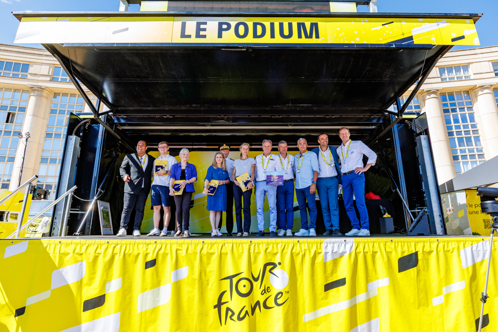 Podium aire de départ officiels élus invités 