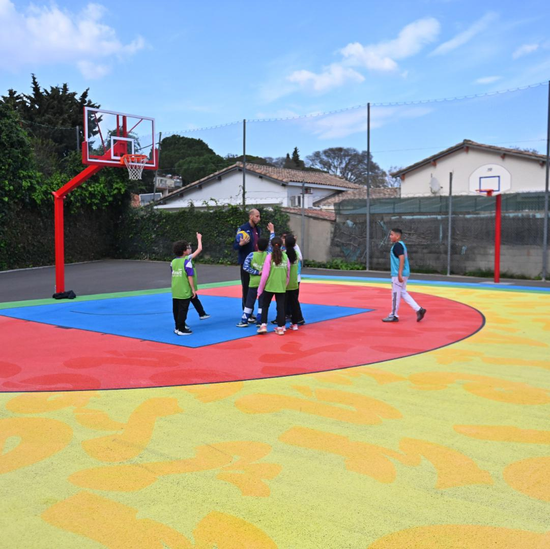 enfants éducateur terrain de basket rénové sol coloré panneau de basket arbre