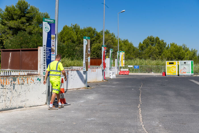 bennes déchetterie Grabels employé avec gilet panneaux arbres