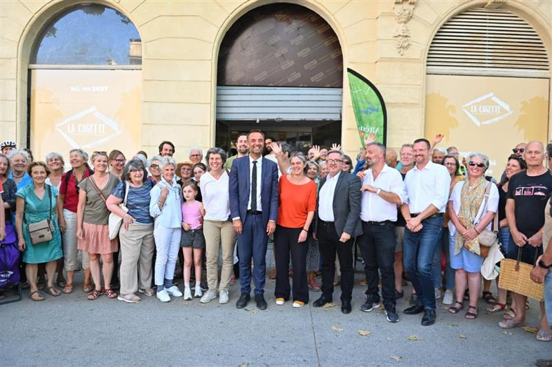 Photo de groupe devant les futurs locaux