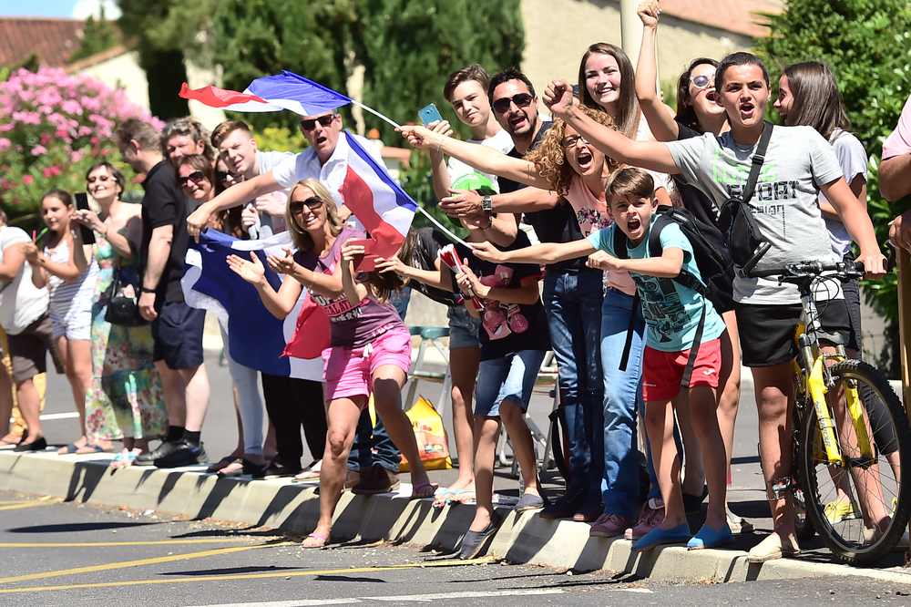 public joyeux au bord de la route en 2016 lors de l'étape Carcassonne - Montpellier