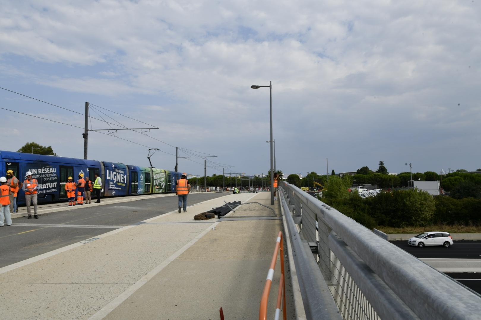 La ligne 1 enjambe le nouveau pont au-dessus de l'autoroute