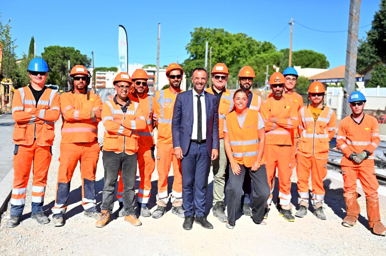 Michaël Delafosse et Julie Frêche posent avec les ouvriers du chantier de la ligne 5 