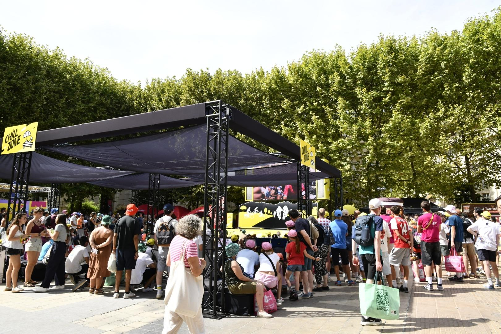 ombrelle transats écran géant du Fan Park foule arbres 