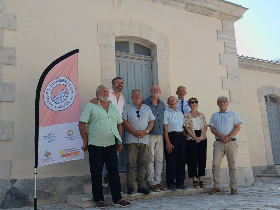 Les quatre collectivités de l'Entente du Golfe d’Aigues-Mortes réunies au phare de l'Espiguette