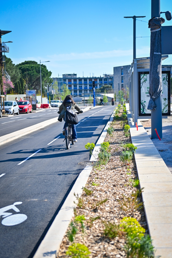 Piste cyclable le long de la ligne 5 route de Mende
