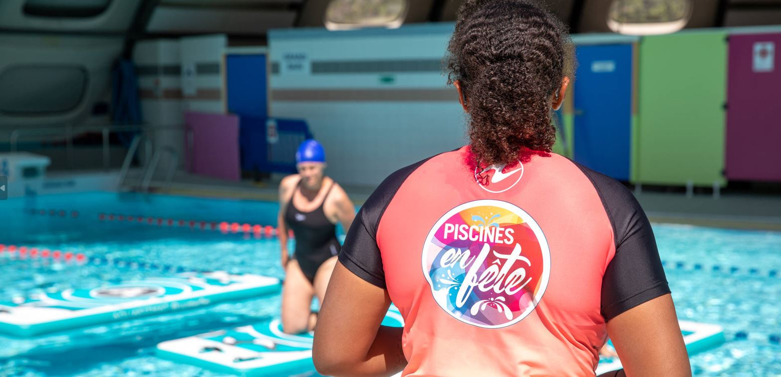 Photo entraîneur de dos avec le logo piscine en fête