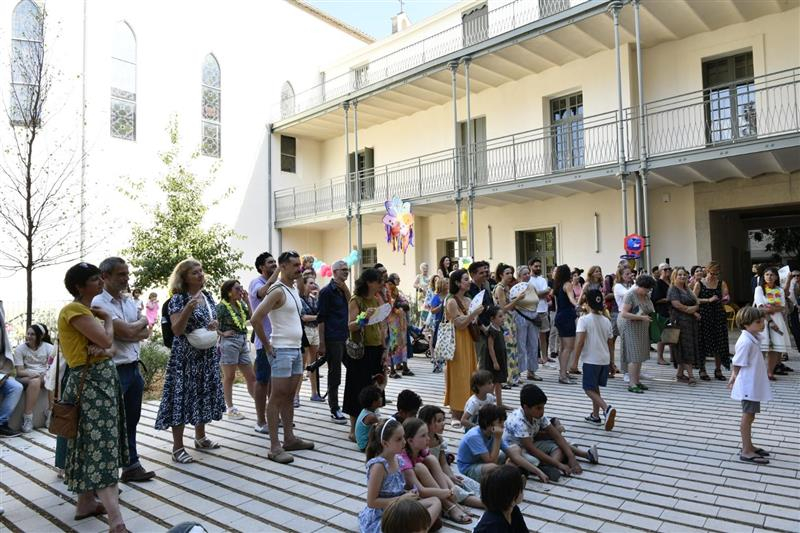 Parents d'élèves dans la cour