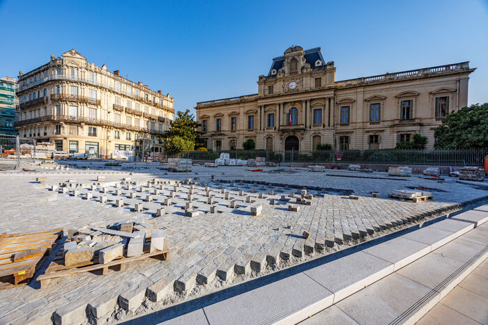 place des Martyrs de la Résistance pavés préfecture bâtiments ciel bleu