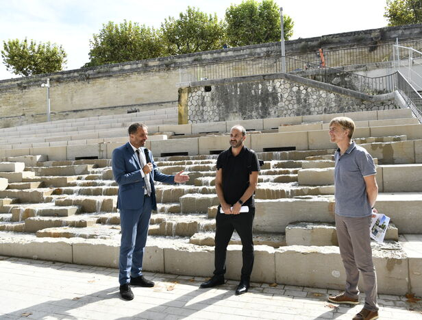 maire et adjoint représentant d'Altémed gradins fontaine en cascade arbres 