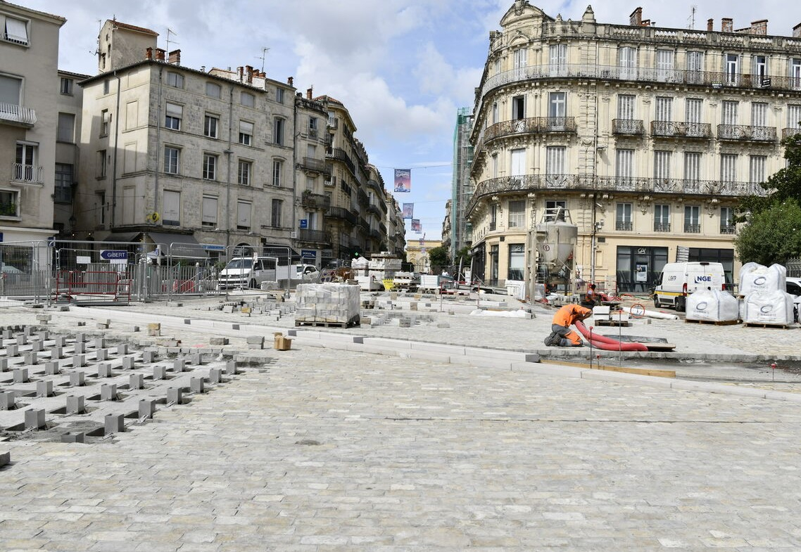 place des Martyrs de la Résistance en travaux ouvriers pavés bâtiments perspective vers l'arc de triomphe 