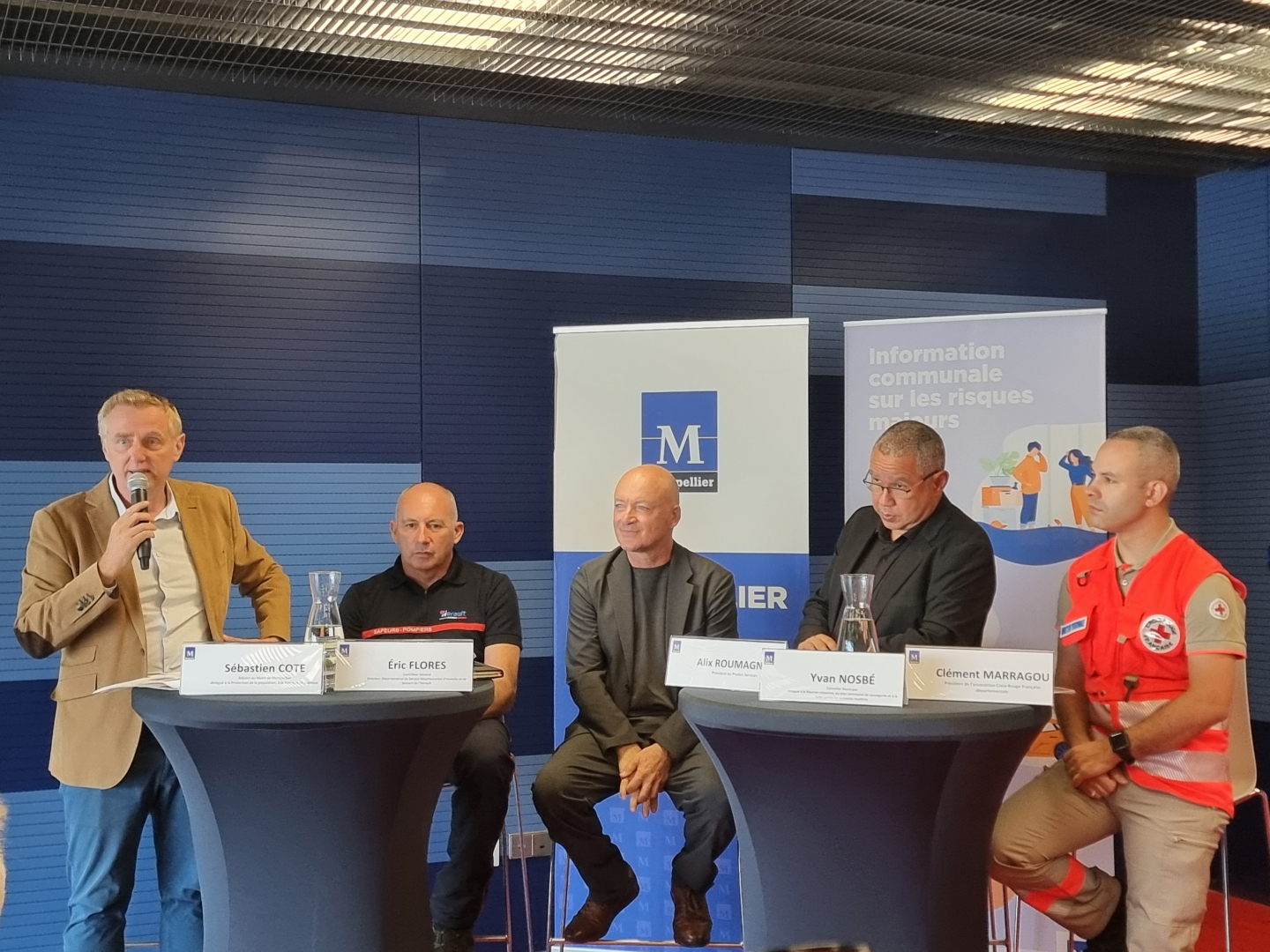 tribune de la conférence de presse