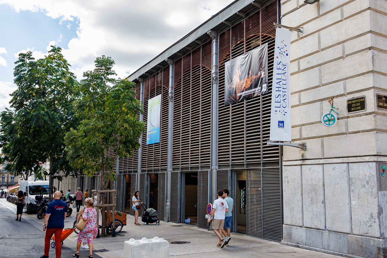 halles Castellane passant affiches festivals arbre