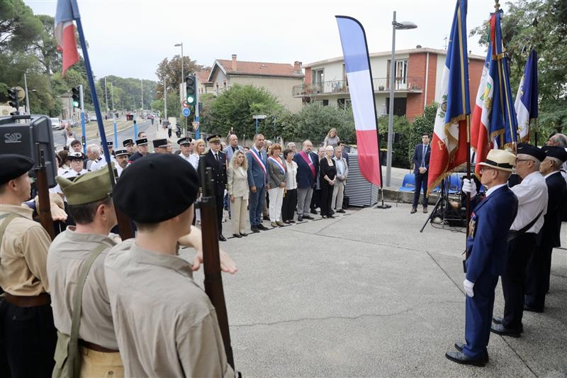 Dépôt de gerbes devant la stèle
