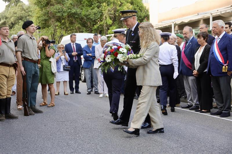 Devant la stèle des victimes de la Gestapo