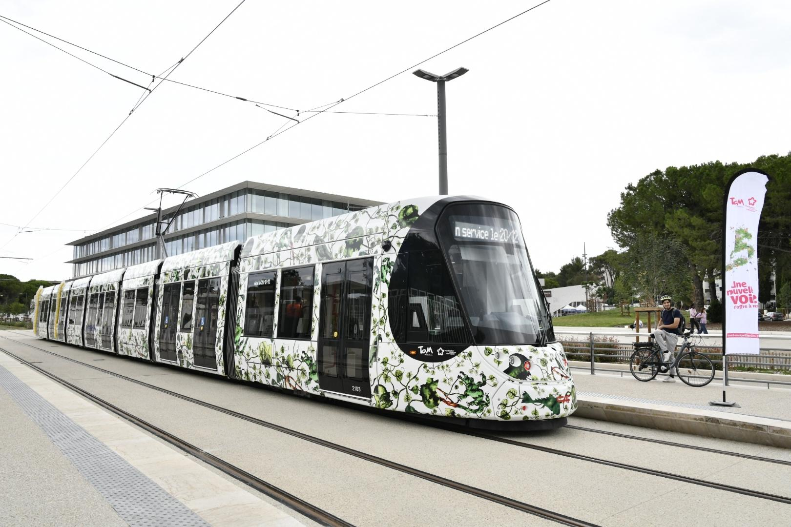 La ligne 5 à l'arrêt Université Paul-Valéry devant l'atrium