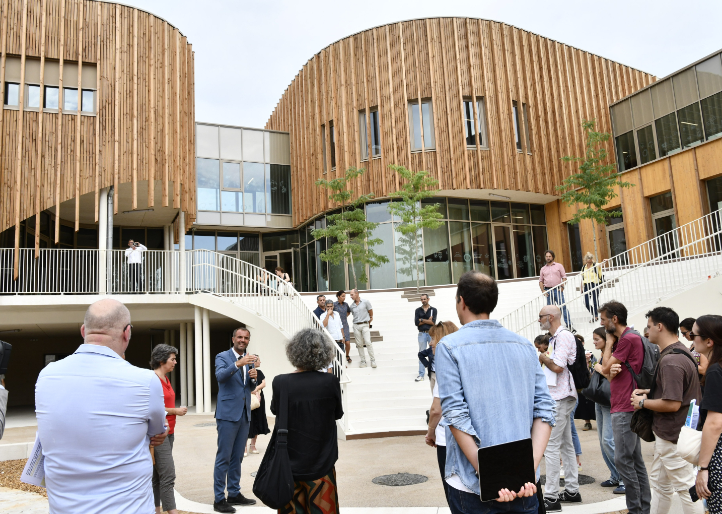 visite de l'école Hypatie bâtiments avec bardage bois escaliers-gradins élus architectes 