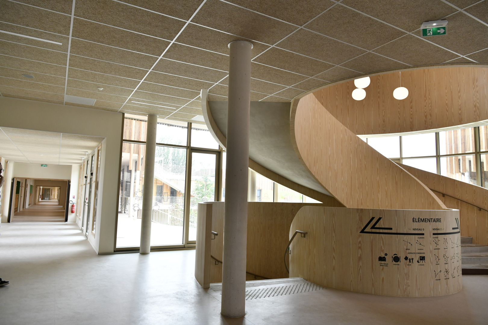 hall couloir accès vitré aux coursives grand escalier en spirale bois 