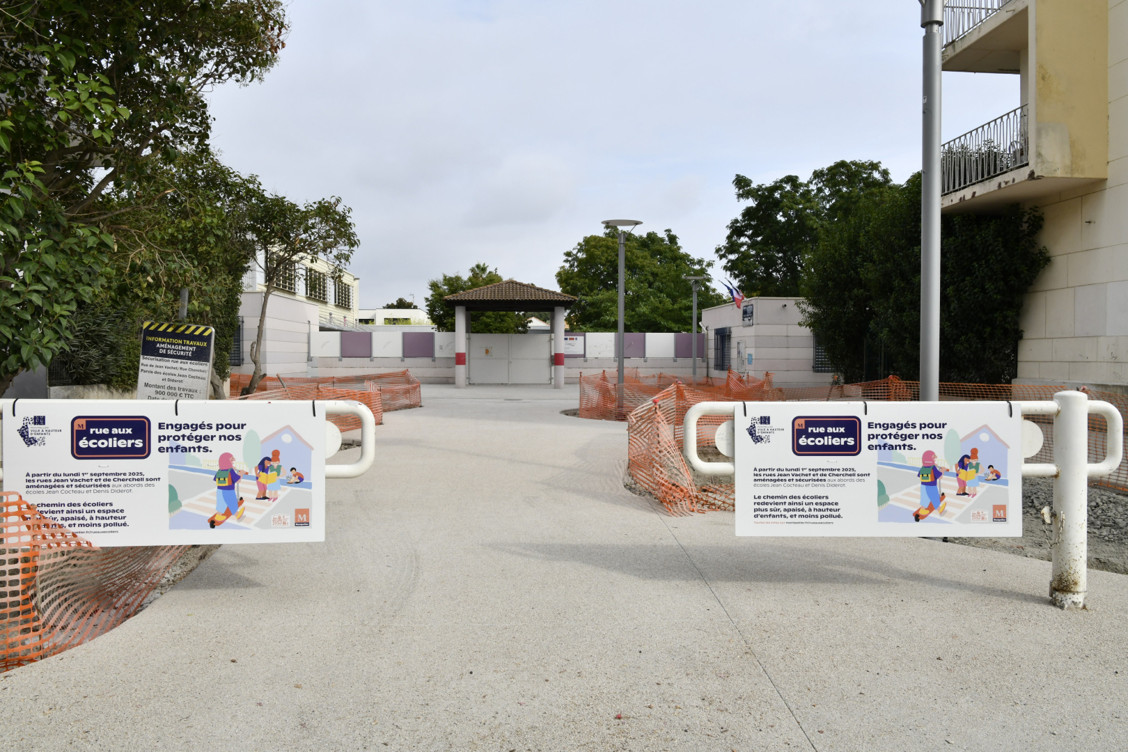 école parvis sécurisé barrières et signalisation arbres 