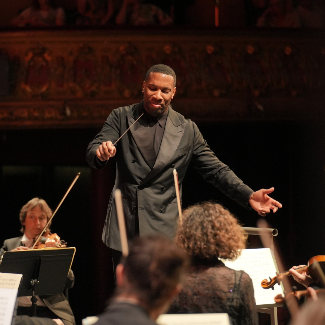 Roderick Cox dirigeant l'orchestre