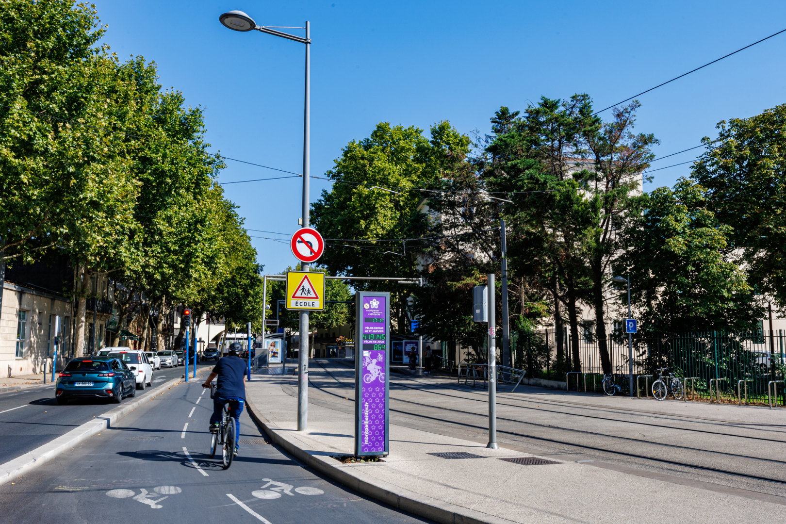 Cycliste sur piste cyclable