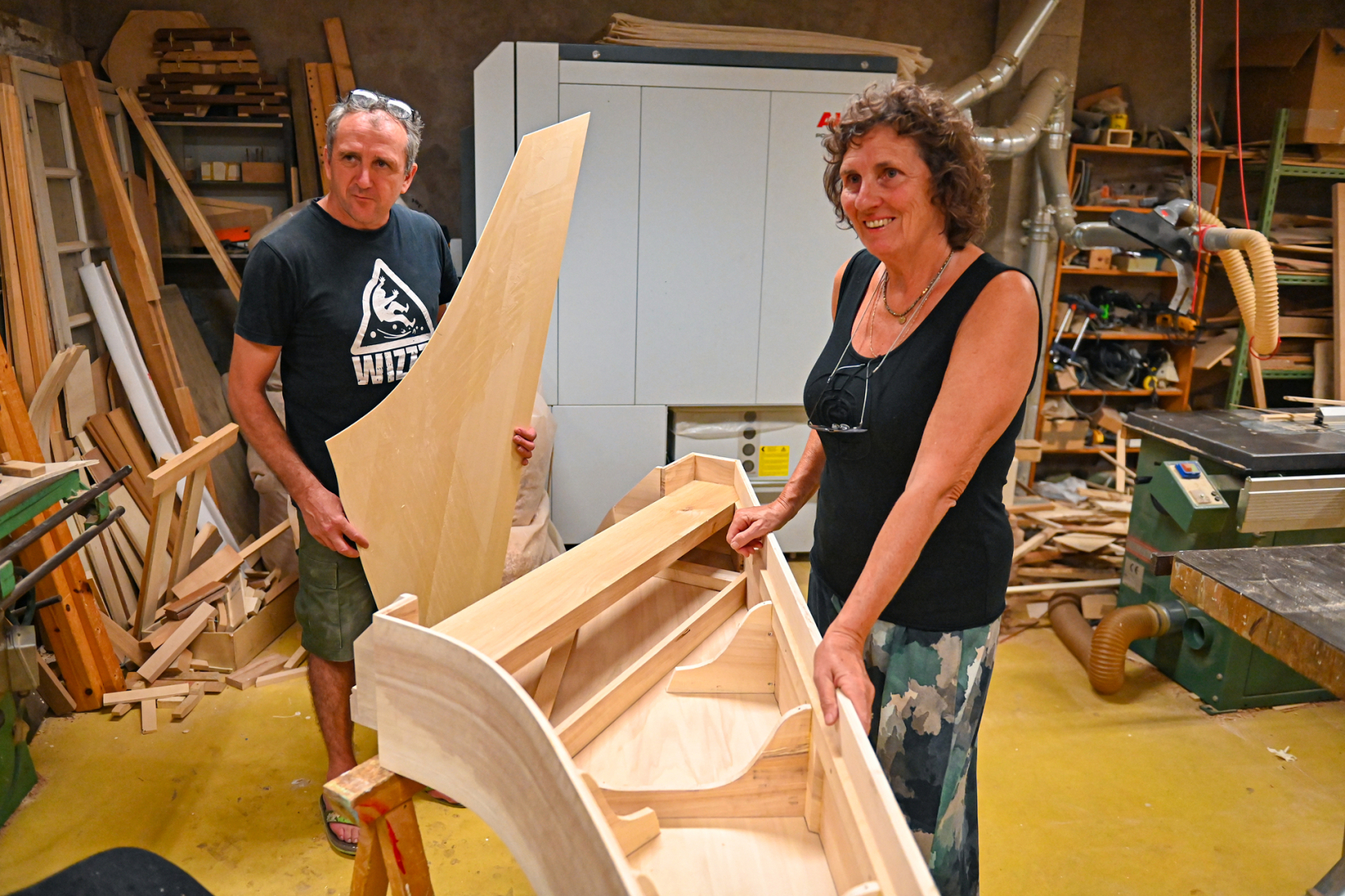 Martine Argellies et Sébastein Bec dans l'espace "menuiserie" de l'atelier de fabrication de clavecins