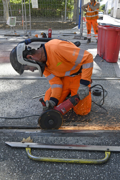soudeur combinaison et équipement de sécurité meuleuse rails outils barrières de protection