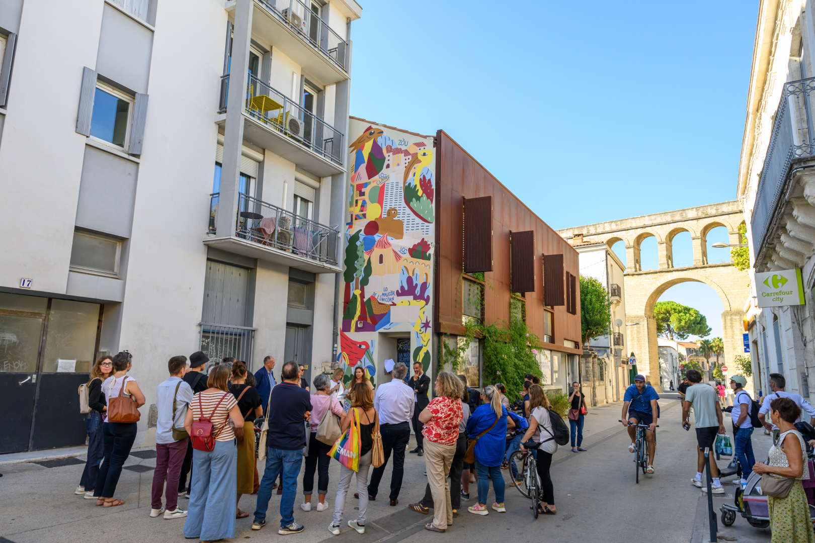 Inauguration devant le pignon de la façade