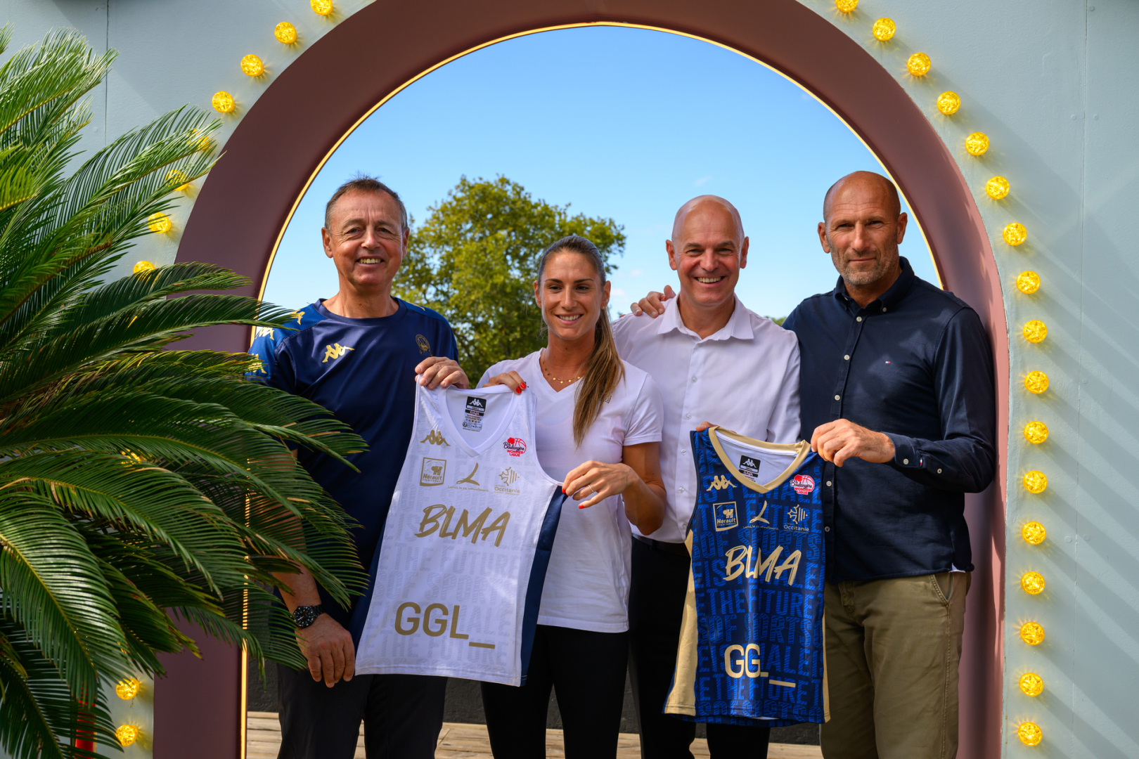 Valéry Demory, Romane Berniès, Vicent Garrigues et Olivier Ripotta présentent les nouveaux maillots des Gazelles