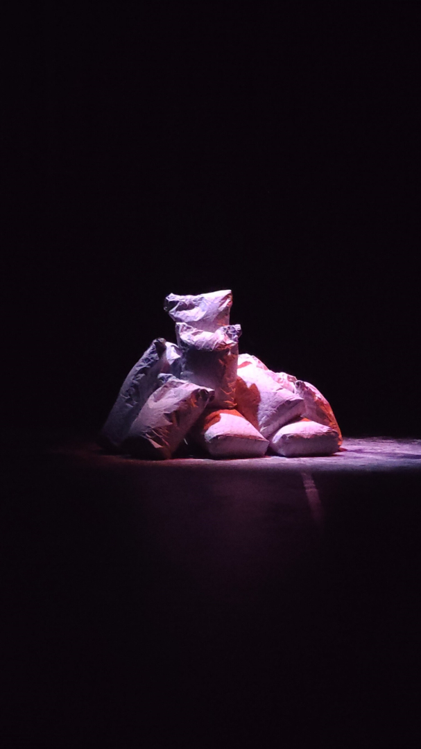 tas de sacs de farine lumière en bias ombres 