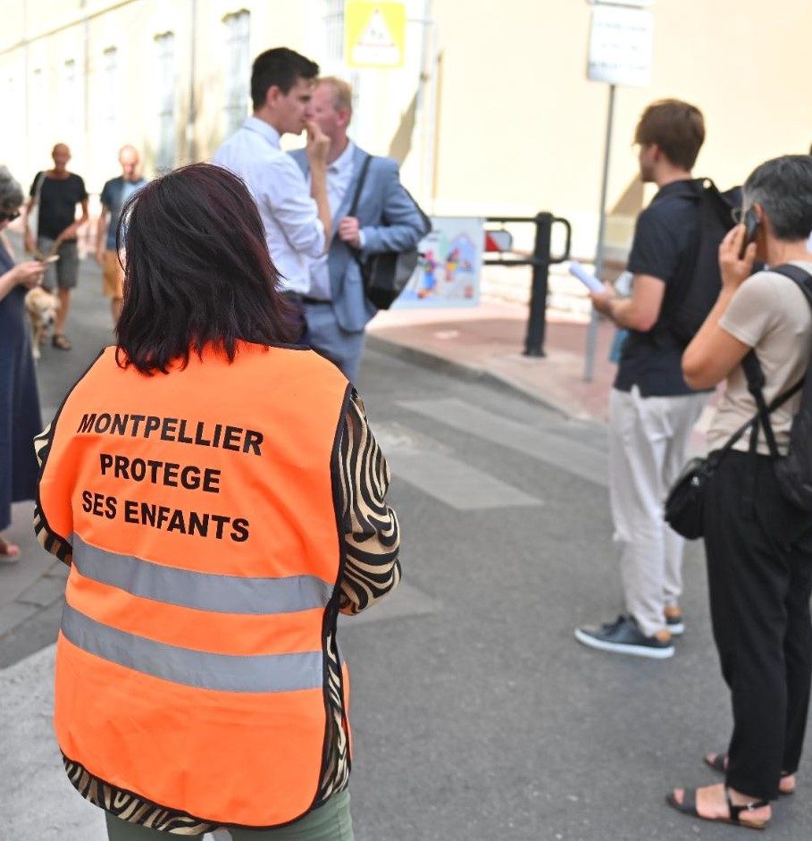 Agent de protection des écoles barrière rue individus