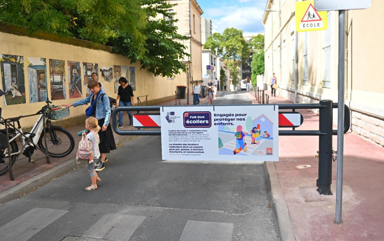 rue barrière rue aux écoliers parents enfants panneaux