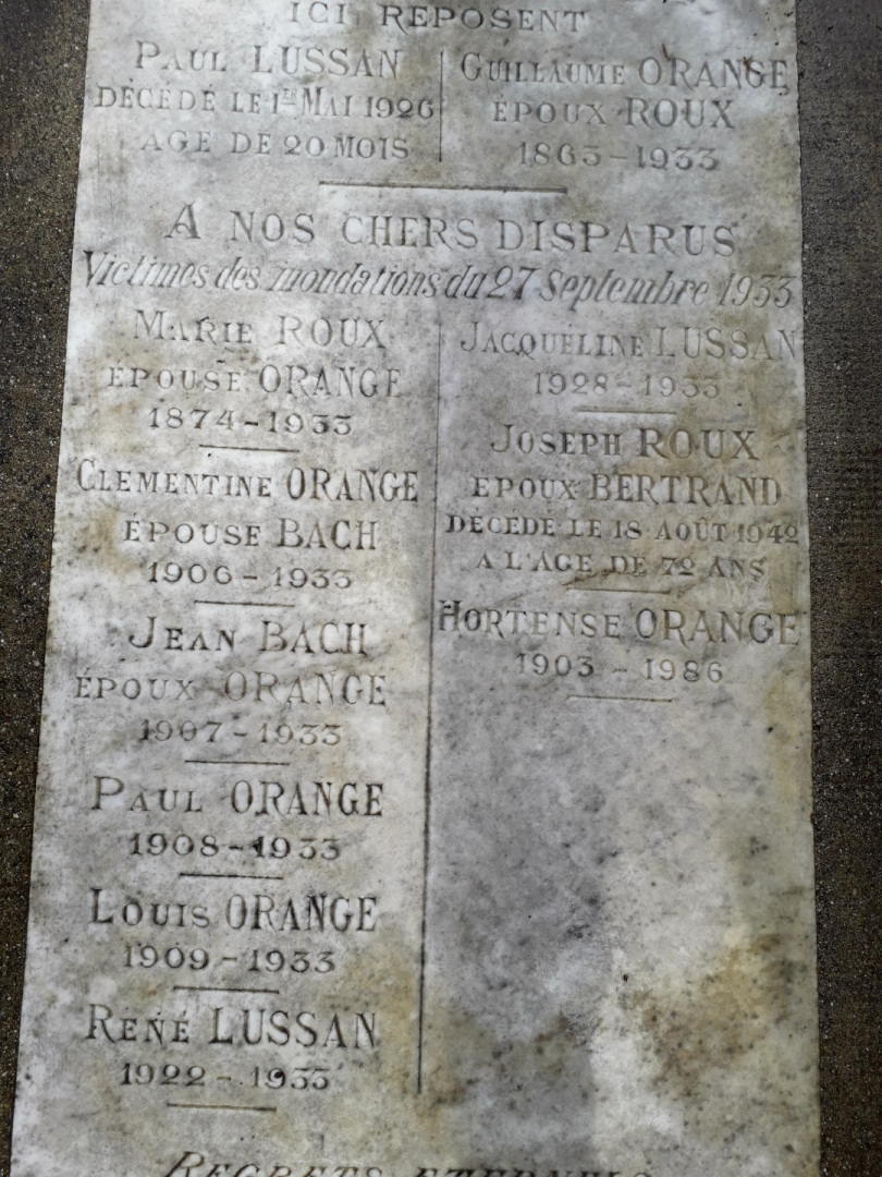 La pierre tombale au cimetière Saint-Lazare évoque les victimes des inondations de 1933