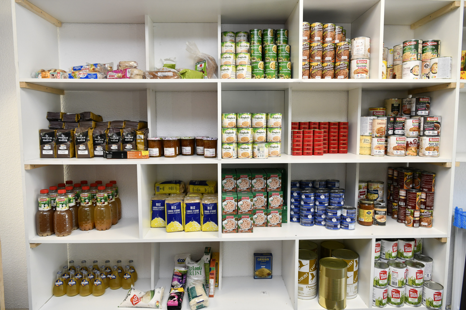rayons épicerie solidaire avec produits 