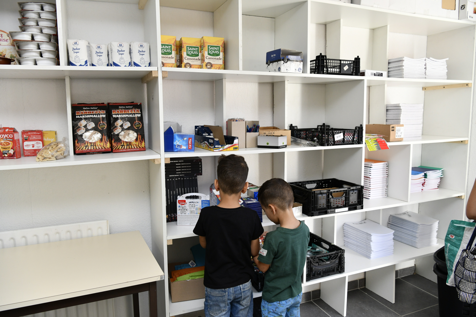 rayons épicerie solidaire avec fournitures scolaires, enfants 
