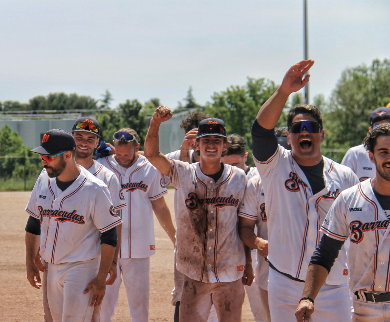 joueurs de baseball de Montpellier en tenue sur le terrain joie arbres 