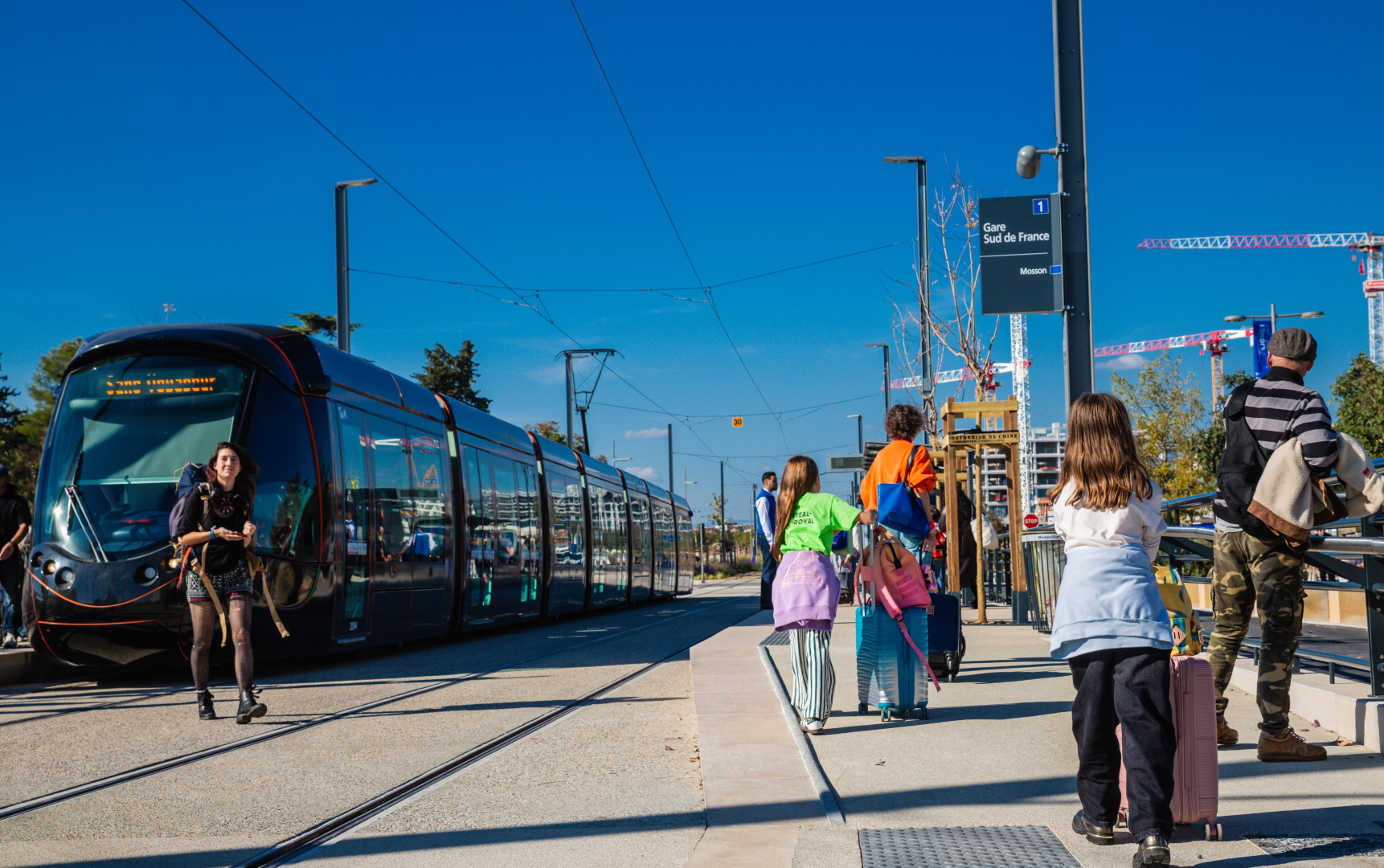 Voyageurs tram rails ciel signalétique