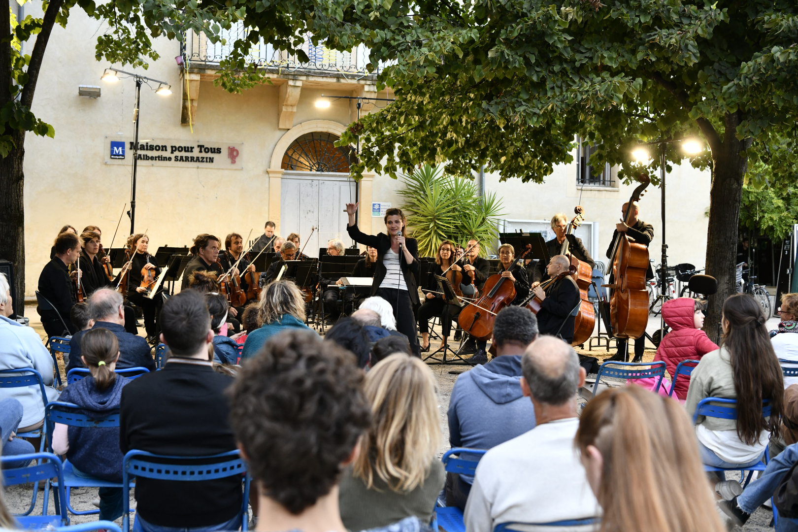 concert avec musiciens classiques dans le parc arbres chaises public maison pour tous 
