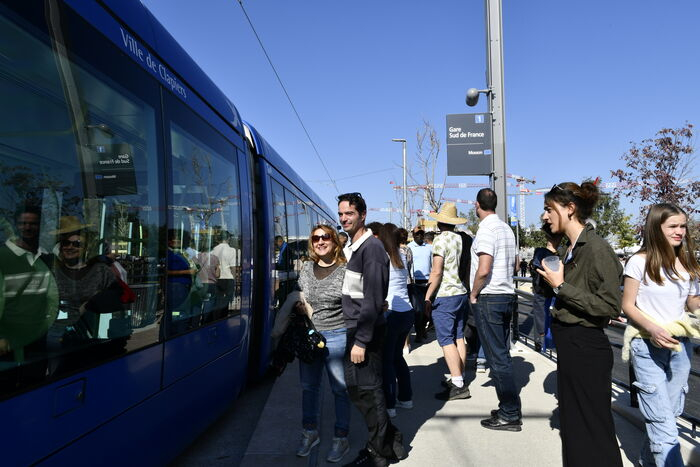 voyageurs heureux sur le quai de la ligne 1 rame ciel 