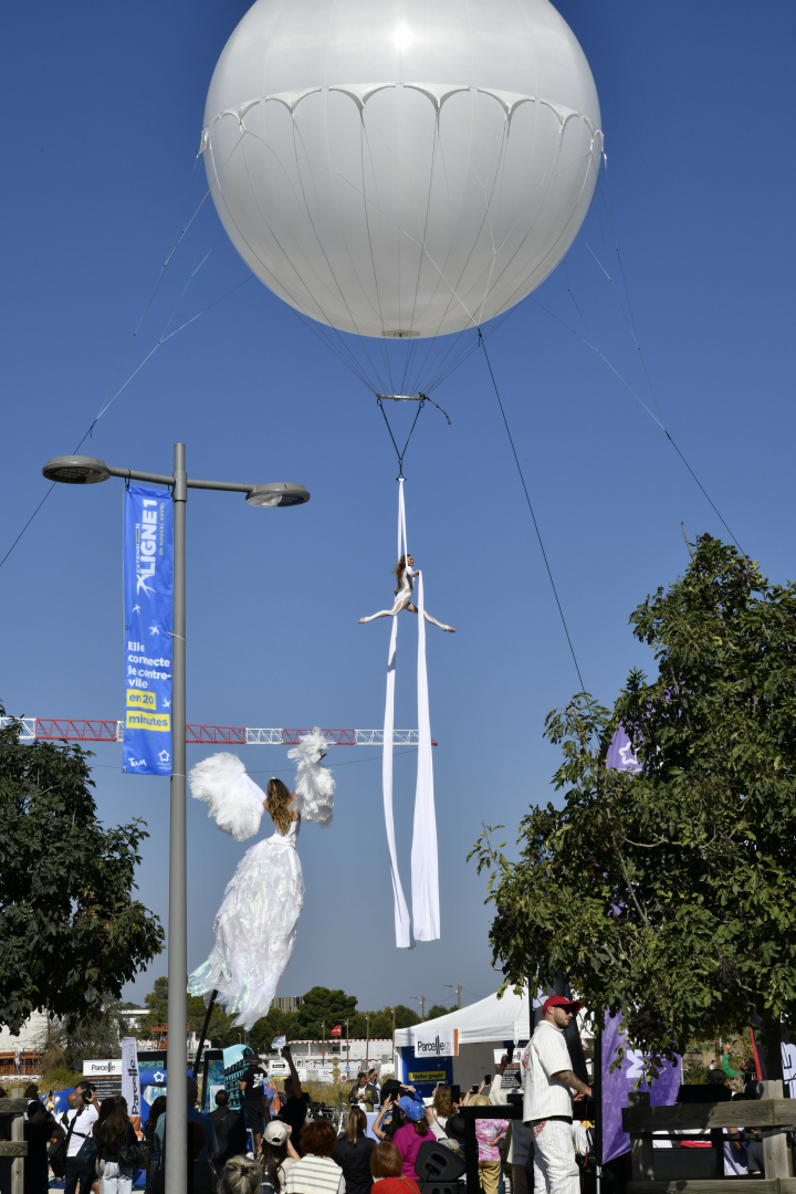 danseuse et acrobate suspendues dans les airs foule ballon évenementiel arbre ciel 