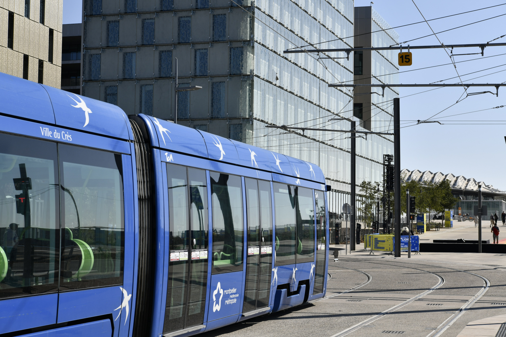 tram bâtiment parvis et gare Sud de France