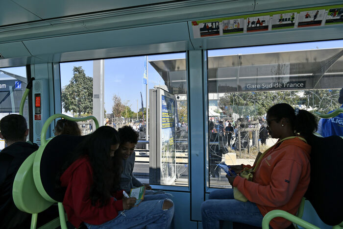 intérieur du tramway voyageurs station avec nom du terminus
