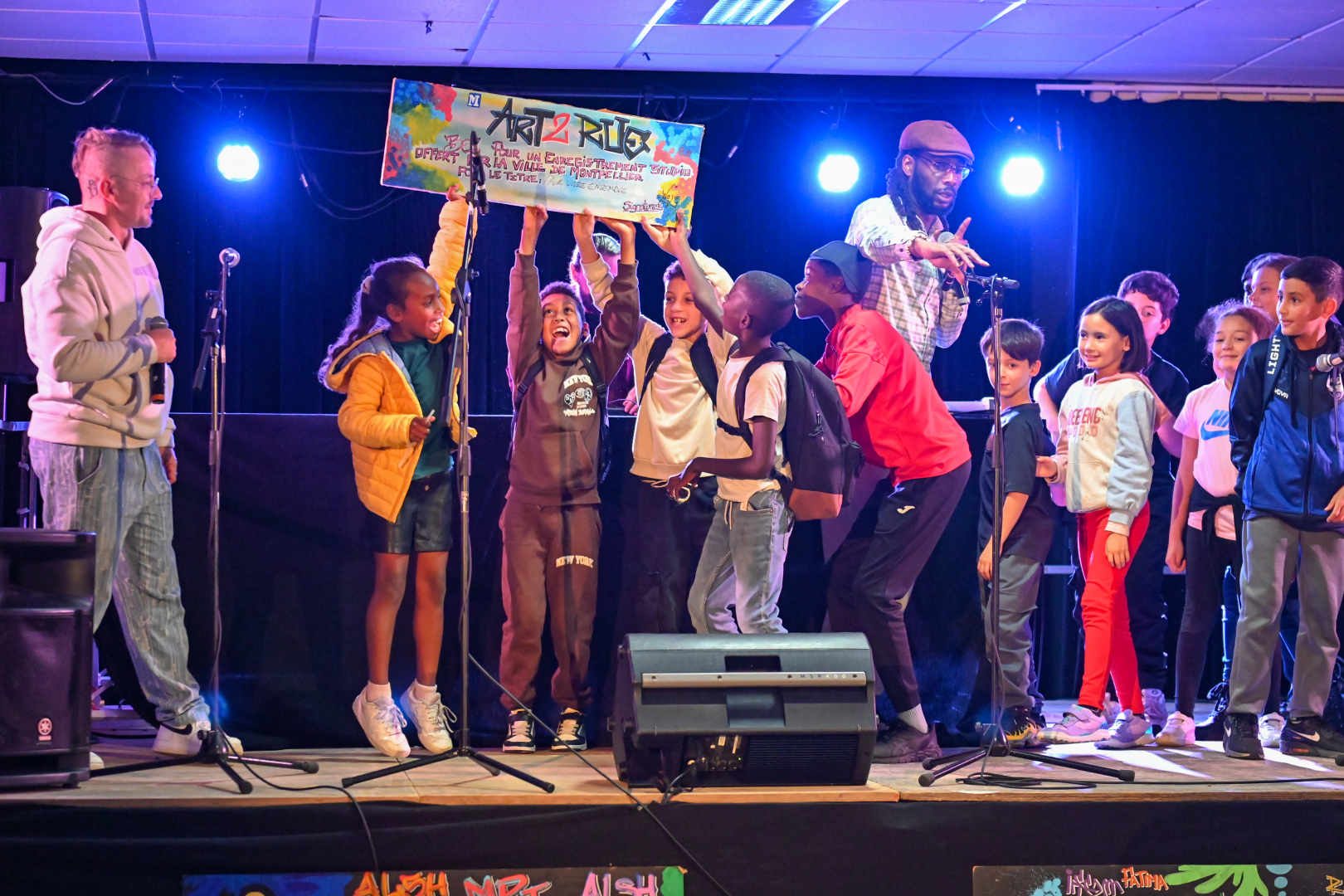 Rappeurs remise du prix enfants contents scène spotlights 